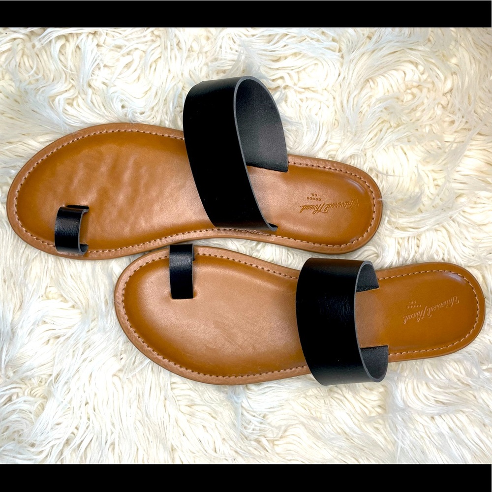 Universal Threads - Black Kessie Toe Ring Sandals